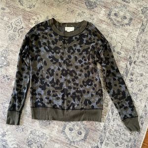 Anthropologie women’s pullover sweater green black leopard print crew neck